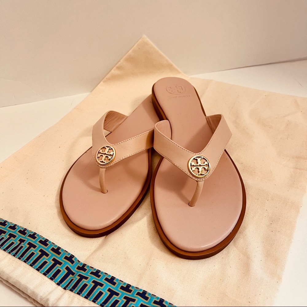Tory Burch- Benton Thong Sandal in Seashell Pink with Gold Logo Hardware, 8.5
